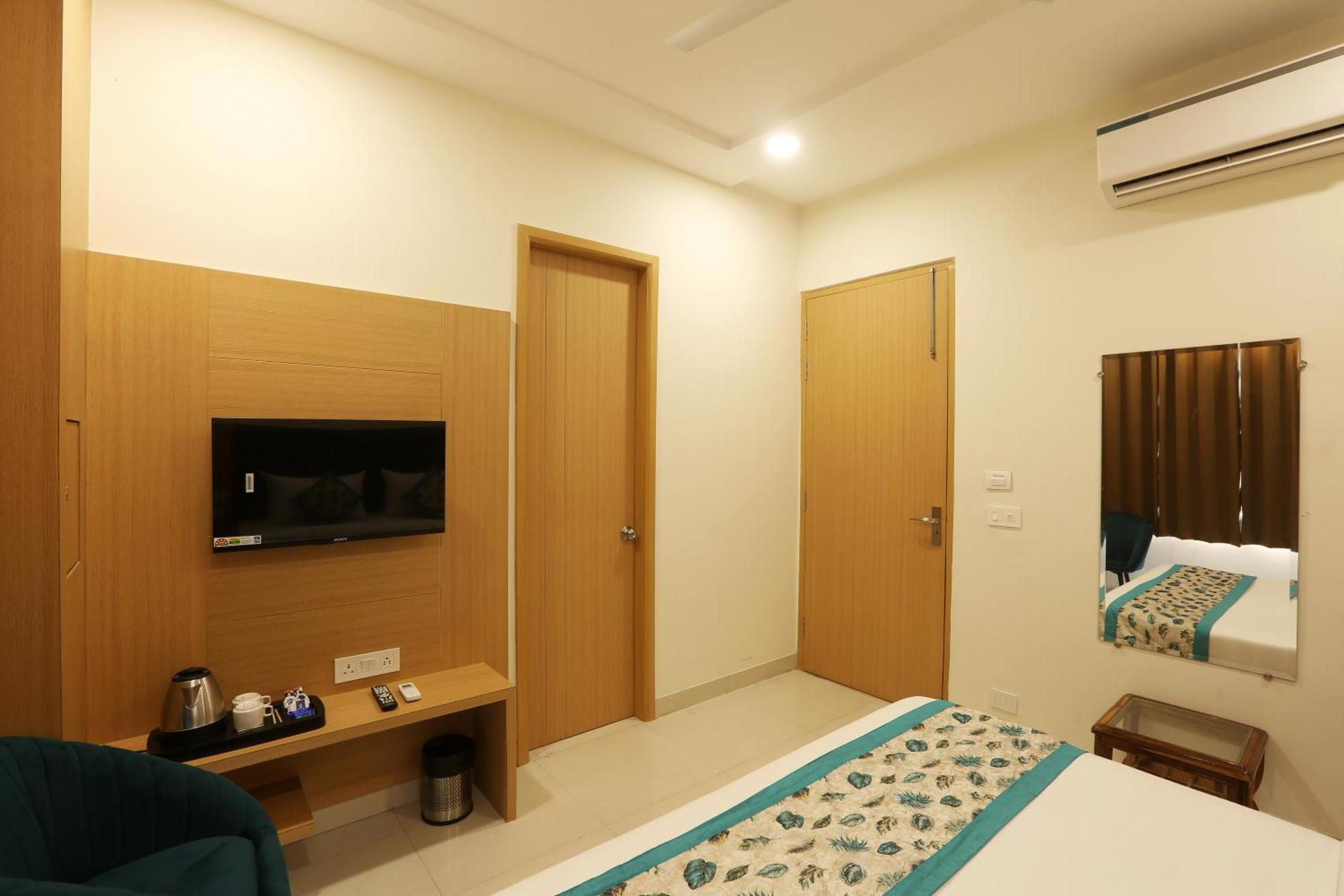 ניו דלהי Hotel Prithvi Palace Igi Airport Delhi מראה חיצוני תמונה