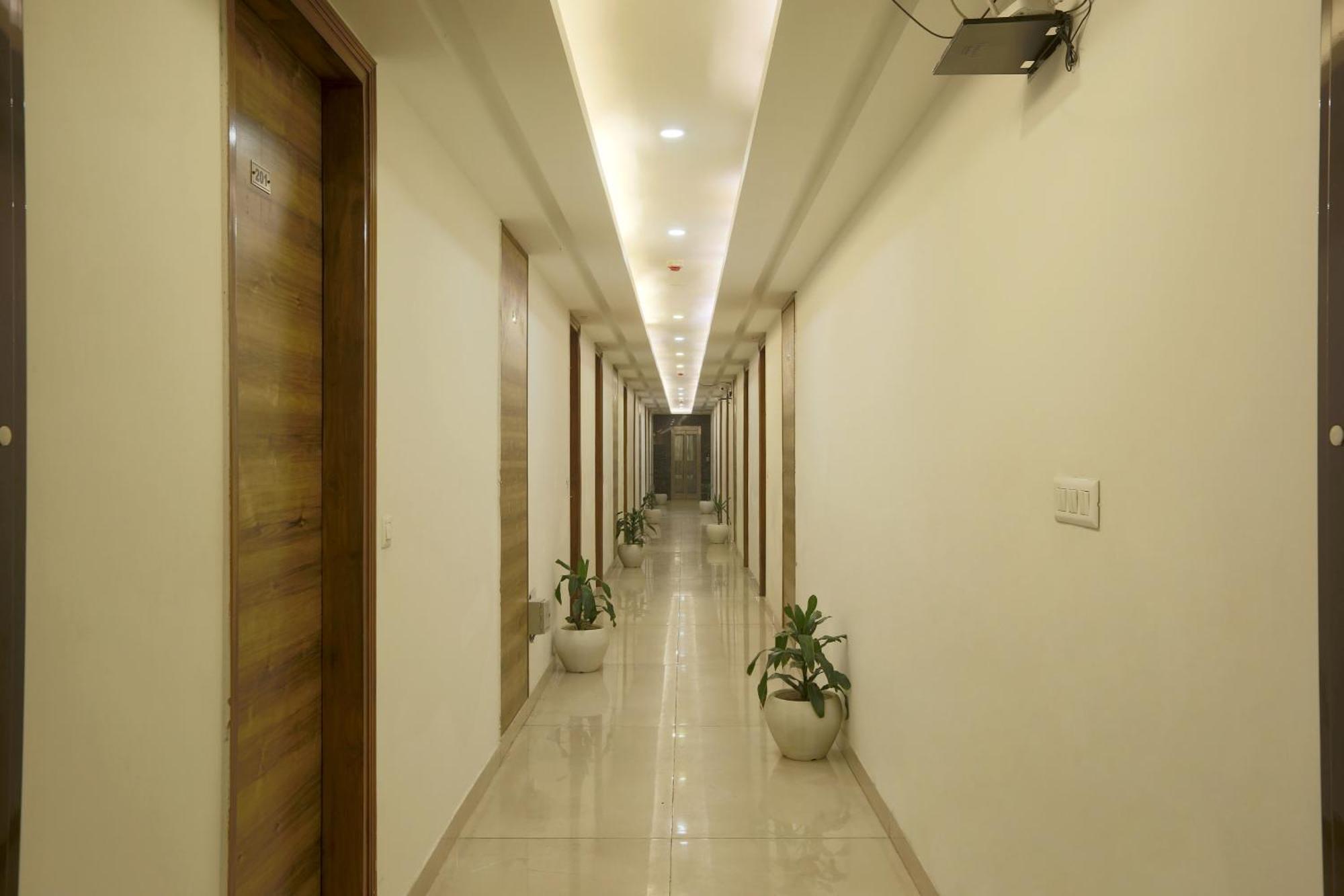 ניו דלהי Hotel Prithvi Palace Igi Airport Delhi מראה חיצוני תמונה